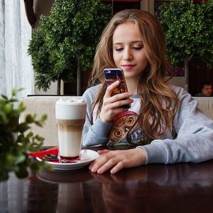 Konfirmanden mit Smartphone